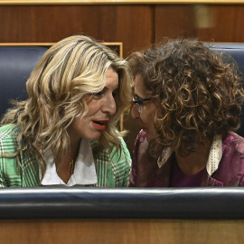 La vicepresidenta segunda y ministra de Trabajo y Economía Social, Yolanda Díaz, y la ministra de Hacienda María Jesús Montero, durante la sesión plenaria de este jueves en el Congreso de los Diputados en Madrid.