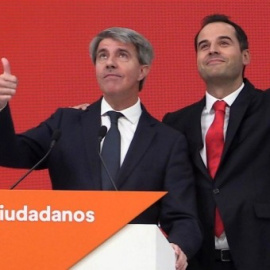 El expresidente de la Comunidad de Madrid Angel Garrido, acompañado por candidato de Ciudadanos (Cs) a la Comunidad de Madrid, Ignacio Aguado, durante la rueda de prensa donde ha anunciado su incorporación a lista del partido naranja en la Asamblea de M