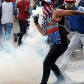 Un manifestante, en Caracas este martes. REUTERS/Carlos García Rawlins