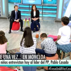 Casado en la sección  titulada '28-A. Érase una vez.... en Moncloa' con los niños. Twitter