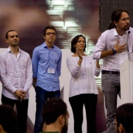 Pablo Iglesias, Íñigo Errejón, Juan Carlos Monedero, Carolina Bescansa y Luis Alegre, en la primera Asamblea Ciudadana de Podemos, en el Palacio de Vistalegre (octubre de 2014). JAIRO VARGAS