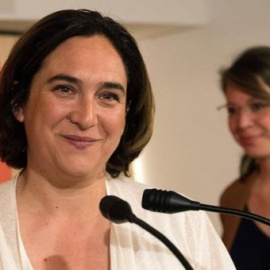 Ada Colau ofrece una rueda de prensa a una semana de que se resuelva quién se pondrá al timón del ayuntamiento y en pleno pulso entre las diferentes candidaturas de cara a la investidura. EFE/Marta Pérez
