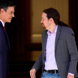 El presidente del Gobierno en funciones, Pedro Sánchez, y el líder de Podemos, Pablo Iglesias, en la entrada del Palacio de la Moncloa antes de la reunión que mantuvieron tras las elecciones del 28-A. REUTERS/Juan Medina