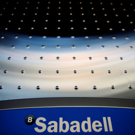 El logo del Baco Sabadell en uno de sus cajeros automáticos en una sucursal en Madrid. REUTERS/Susana Vera