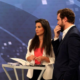 La candidata de Vox a la Presidencia de la Comunidad de Madrid, Rocío Monasterio, conversa con el diputado de la formación Iván Espinosa. - EFE
