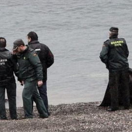 Rescate de cuerpos en la playa ceutí de El Tarajal. EFE/Archivo
