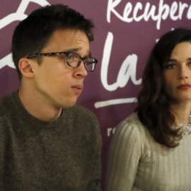 El secretario de Política de Podemos, Íñigo Errejón, acompañado por Clara Serra. /EFE
