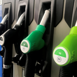 Surtidores de una estación de servicio en Madrid. REUTERS/Sergio Perez