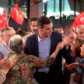 El presidente del Gobierno en funciones, Pedro Sánchez (c), interviene en un acto de precampaña electoral celebrado en Teruel. EFE/ Antonio García
