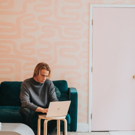 El Govern activa dues aplicacions per ajudar la ciutadania a gestionar els efectes del confinament  - Photo by Surface on Unsplash