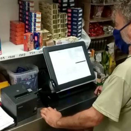 Un intern atenent a una de les botigues del CIRE al Centre Penitenciari Brians 2 - Departament de Justícia