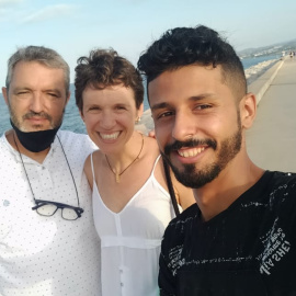 En Quim, la Marta i en Maher, membres d'un tàndem de Mataró passejant per la platja