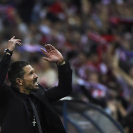 Simeone pide ánimos a los aficionados en la vuelta de Champions ante el Barça. PIERRE-PHILIPPE MARCOU / AFP