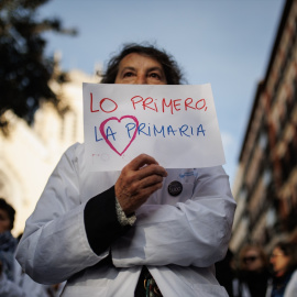 15/02/2023. Una mujer protesta durante una concentración de médicos y pediatras de Atención Primaria, a 15 de febrero de 2023.