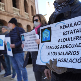 Un grupo de personas con pancartas de 'Regulación Estatal de alquileres a precios adecuados a los salarios de la población' durante una concentración de la Plataforma de Afectados por la Hipoteca (PAH) para exigir una ley de derecho a la vi
