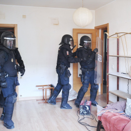 Agentes de Policía Nacional Antidisturbios pasan a desalojar el edificio Dignidad de Móstoles, a 17 de julio de 2023 en Móstoles, Madrid (España).