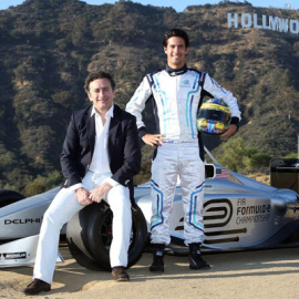 Alejandro Agag, con un prototipo de bólido de Fórmula E y el piloto Di Grassi, en Los Ángeles.