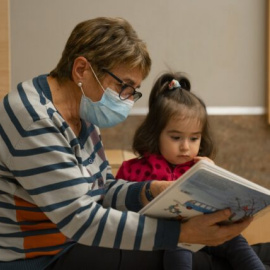 Una persona mayor cuidando un menor.
