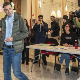 El candidato a lehendakari del PNV, Imanol Pradales, tras ejercer su derecho al voto.