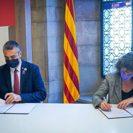 El conseller Solé i la consellera Jordà, signant l'acord