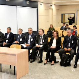 De derecha aizquierda, la excúpula de la CAM, en el banquillo: el expresidente de la Caja de Ahorros del Mediterráneo (CAM) Modesto Crespo, los ex directores generales, Roberto López Abad y María Dolores Amorós, el ex director general de Pl