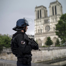 Miembros de la policía acordan las inmediaciones de la catedral de Notre Dame de París, Francia este martes 6 de junio de 2017 donde un agente disparó a un hombre que había intentado agredirle en la explanada frente a la catedral de Notre D