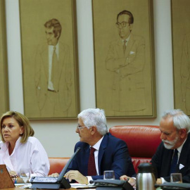 La ministra de Defensa, María Dolores de Cospedal, junto al presidente de la Comisión de Defensa, José Mª Barreda (c), comparece en una sesión extraordinaria de la comisión de Defensa del Congreso para, a petición de la oposición, explicar 