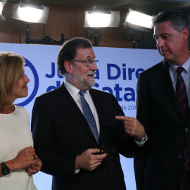 El presidente del Gobierno, Mariano Rajoy, entre la secretaria general del PP, Maria Dolores de Cospedal, y el líder del PP catalán Xavier Garcia Albiol. REUTERS/Albert Gea