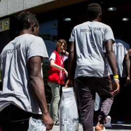 Una cinquantena de migrants rescatatats al Mediterrani per Proactiva Open Arms arriben a la residència Joaquim Blume aquest dimecres. EFE / Quique García.