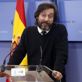 El diputado de Unidos Podemos Rafael Mayoral durante la rueda de prensa que ha ofrecido hoy en el Congreso de los Diputados. EFE/J.J. Guillén