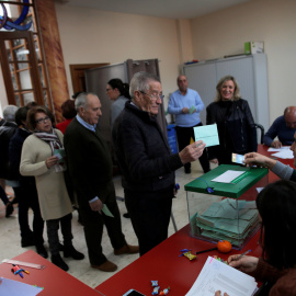2/12/2018. La gente hace cola para votar en las elecciones autonómicas andaluzas en un colegio electoral de Cuevas del Becerro (Málaga). REUTERS/Jon Nazca