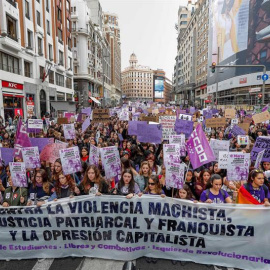 Manifestación de estudiantes en la Gran Vía de Madrid en el día de la Mujer. (EMILIO NARANJO | EFE)