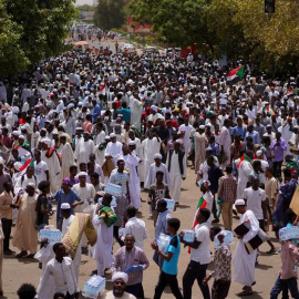 Cientos de personas participan en una protesta en Jartum (Sudán), este viernes. La junta militar de Sudán, encargada de dirigir el país tras el derrocamiento del presidente, Omar al Bashir, ha asegurado que está de parte del pueblo y no le 
