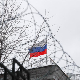 Una bandera rusa ondea sobre la embajada de Rusia en Kiev (Ucrania) hoy, 27 de diciembre de 2018. Manifestantes exigen, a las puertas de la embajada, que se investigue la desaparición de 15 tártaros de Crimea y activistas proucranianos dura