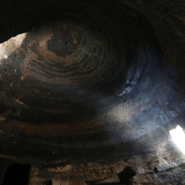 Cúpula de una las cuevas artificiales del yacimiento prehispánico de Risco Caído, en la cumbre de Gran Canaria, donde un rayo de luz que se cuela por una claraboya al amanecer va marcando el inicio de las estaciones de primavera, verano y o