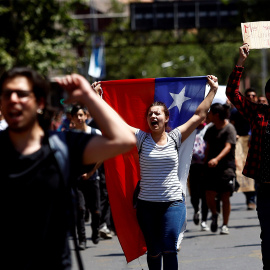 21.10.19 - Manifestantes protestan este lunes en la Plaza Italia durante una nueva jornada de masivas protestas en Santiago (Chile). EFE/Esteban Garay