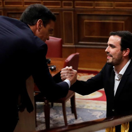 El coordinador de Izquierda Unida, Alberto Garzón (d), saluda al candidato a la Presidencia del Gobierno, Pedro Sánchez (i), tras su intervención ante el pleno del Congreso de los Diputados en la primera jornada de la sesión de investidura 