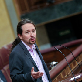 El secretario general de Podemos, Pablo Iglesias, interviene desde la tribuna del Congreso de los Diputados en la primera sesión del debate de investidura del candidato socialista a la Presidencia de Gobierno en la XIV Legislatura en Madrid