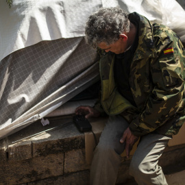 P. Mayi en una plaza del centro de Madrid, donde duerme durante la emergencia por la falta de recursos./ JAIRO VARGAS - Público