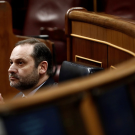 El ministro de Transportes, Movilidad y Agenda Urbana, José Luis Ábalos, en su escaño en el Congreso de los Diputados. E.P.