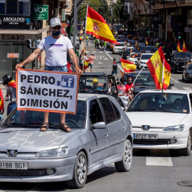 Más de un millar de turismos y motocicletas se han manifestado este sábado en Murcia por la convocatoria a nivel nacional de la formación VOX en contra del gobierno central por su gestión en la pandemia y el uso del estado de alarma EFE/Mar