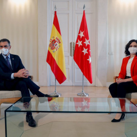 Fotografía de archivo de la reunión que mantuvieron la presidenta de la Comunidad de Madrid, Isabel Díaz Ayuso, y el presidente del Gobierno, Pedro Sánchez. - EFE