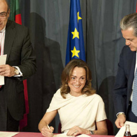 Sol Daurella, propietaria de Cobega y presidenta de Coca-Cola Iberian Partners, firma el acuerdo de integración con el presidente ejecutivo de la multinacional, Muhtar Kent (I) y el presidente de Coca-Cola Iberia, Marcos de Quinto.-
