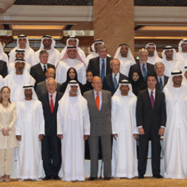 La foto de familia del encuentro empresarial hispano-emiratí en Abu Dabi, donde Don Juan Carlos agradeció a Emiratos Árabes que mantenga su confianza en una asociación estratégica duradera con España. EFE