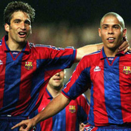 Pizzi, junto a Ronaldo en un partido del Barcelona.