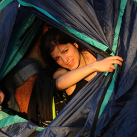 Una joven abre su tienda en la acampada de la Puerta del Sol de 2011. REPORTAJE GRÁFICO: FERNANDO SÁNCHEZ
