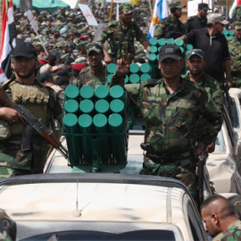 Desfile de combatientes del Ejército de Al-Mahdi del clérigo chií y líder de facto de la Ciudad Sadr en Bagdad, Muqtada al-Sadr.