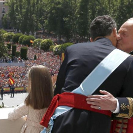 El rey emérito Juan Carlos recibe un beso de su hijo en el balcón del Palacio Real el día de la proclamación de Felipe VI. EFE