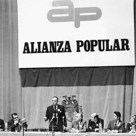 Fraga, en un discurso ante los miembros de Alianza Popular. (EFE/Archivo)
