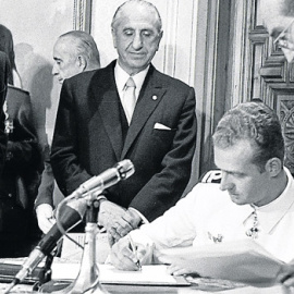 El entonces príncipe Juan Carlos firma su aceptación como sucesor de Franco. - EFE